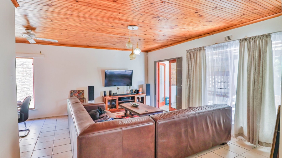 3 Bedroom Property for Sale in Middedorp Western Cape